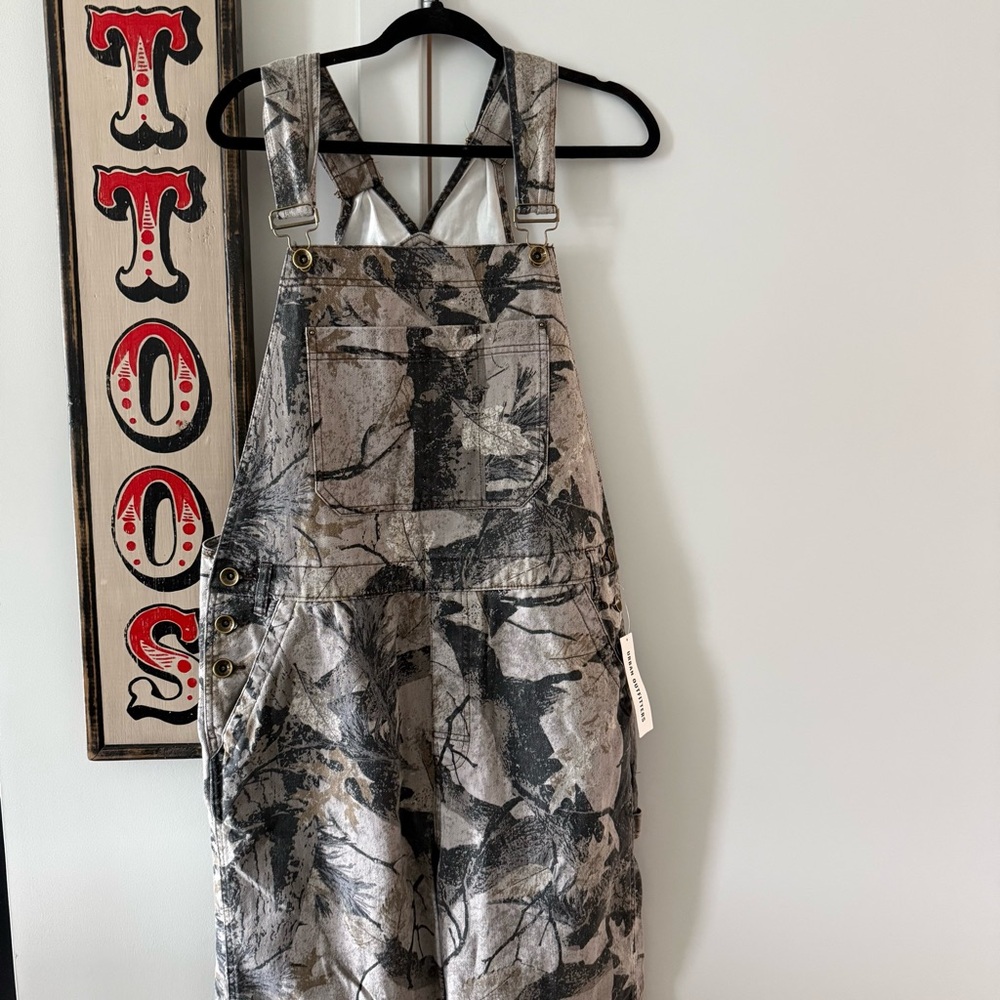 BDG UO — NITRO BAGGY CAMO OVERALL — UNISEX